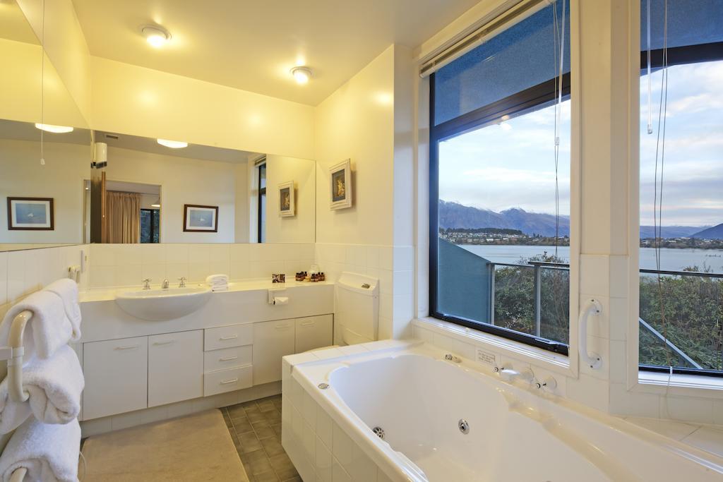 At Spinnaker Bay 4* Queenstown